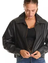 Campera de eco cuero color bordó, con cuello camisero, cierre frontal metálico y bolsillos laterales. Presenta un diseño de corte recto y forro interno a tono.