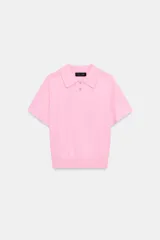 Top de punto de manga corta con cuello polo, frunces en los hombros y cierre frontal con tres botones.