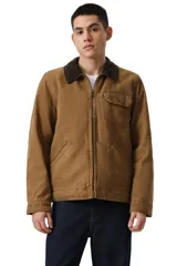 Campera de canvas color marrón con cuello de pana en contraste, cierre frontal completo, bolsillo en el pecho con solapa y bolsillos laterales inclinados.