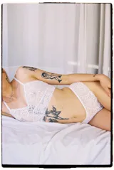 Bombacha estilo culotte less de encaje blanco con diseño floral, de tiro medio-alto y forro de algodón.