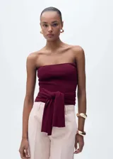 Top bandeau de punto fino color borgoña con detalle de nudo en la cintura.