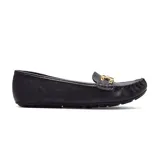 Mocasines negros de cuero sintético con detalle de hebilla dorada.