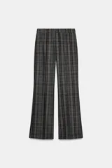 Pantalón de tiro alto con diseño de cuadros, corte recto y cintura con trabillas. Cuenta con bolsillos laterales, falsos bolsillos traseros de vivo y cierre frontal con cremallera, botón y ganchos metálicos.