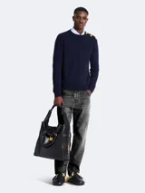 Pantalón de jean negro con efecto lavado, corte recto y tiro medio.