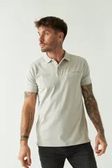 Remera polo de manga corta para hombre, confeccionada en tejido de algodón con elastano. Presenta cuello clásico, cierre frontal con botones y un pequeño bolsillo en el pecho con detalle de logo estampado.