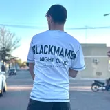 Remera blanca oversize de manga corta, con costuras visibles en contraste y diseño estampado en la espalda con la inscripción 'BLACK MAMBA NIGHT CLUB'.