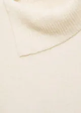 Jersey de punto color crema con cuello alto envolvente y diseño de corte recto. Presenta mangas largas y un acabado suave al tacto.