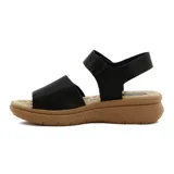 Sandalias negras con base marrón, tiras anchas con velcro y pulsera al tobillo.