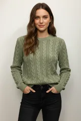 Sweater rosa de algodón con cuello redondo y diseño de ochos en el frente.