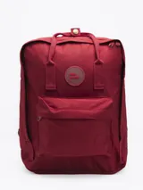 Mochila color verde militar con diseño clásico y minimalista. Cuenta con un compartimento principal con cierre de doble cremallera, un bolsillo frontal con cierre y dos asas superiores con broche. En el frente, tiene un parche circular con el texto "FORUM INDUSTRIES CO." en rojo.