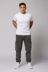 Pantalón jean gris oscuro de corte jogger con bolsillos cargo laterales y puños elásticos en los tobillos.