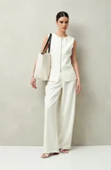 Pantalón sastrero ancho color crema con finas rayas verticales, de cintura alta con pinzas.