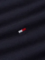 Remera de corte relajado confeccionada en algodón con fibras elásticas, cuello redondo y manga corta. Presenta el logo distintivo de la marca bordado en el pecho.