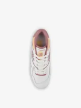 Championes urbanos New Balance modelo 550, color blanco con detalles en rosa y amarillo, confeccionados en cuero sintético, con logo "N" característico en los laterales.