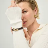 Pulsera de múltiples tiras de cuero marrón con piezas metálicas bañadas en oro de 18 quilates en forma de gotas.