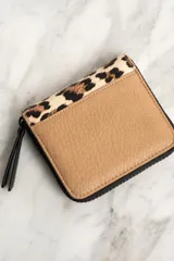 Billetera con cierre de cremallera y estampado animal print de leopardo.