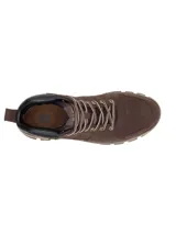 Bota de cuero tipo nubuck color marrón, con diseño impermeable, cuello acolchado en color negro y suela de goma antideslizante en tono beige.