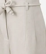 Pantalón largo de cintura alta color beige, confeccionado en tejido viscolino, con trabillas en la cintura, cinturón de cuerda para lazo, cierre tradicional y pliegues.