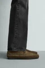 Zapato tipo derby de cordones, confeccionado en piel con acabado de serraje. Presenta costuras decorativas en el contorno de la suela, horma redonda y suela de goma Vibram.