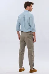 Pantalón bombacha de campo color caqui, de corte tradicional con pinzas en la cintura y botamanga ajustada con botones.