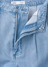 Pantalón wide leg de tiro medio confeccionado en denim suave de color celeste, con diseño de pernera ancha y fluida.