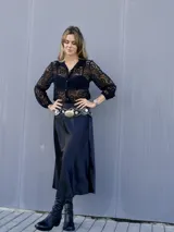 Falda midi negra de satén con corte al bies y silueta en línea A.