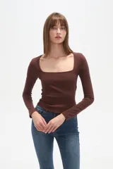 Remera manga larga color blanco, con ajuste al cuerpo y escote cuadrado.