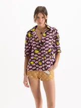 Camisa de seda color marrón y rosa con estampado de labios y limones, de calce relajado, silueta en línea A y mangas cortas.