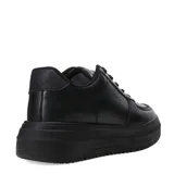 Championes urbanos de plataforma, color negro, con cordones y detalle de perforaciones en la puntera.