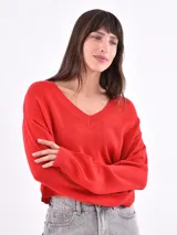 Sweater corto color beige con rayas horizontales negras, escote en V y mangas largas.