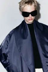 Chaqueta bomber negra ZW Collection con acolchado interior, cuello envolvente de solapa cruzada, mangas largas con puños elásticos y bajo con elástico.