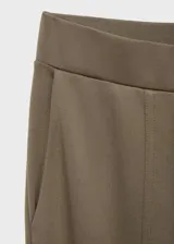 Pantalón de corte recto y largo, color marrón, con cintura elástica sin cierre y bolsillos laterales.