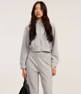 Pantalón flare color crema confeccionado en algodón con viscosa certificada, forro en fleece y cintura elástica.