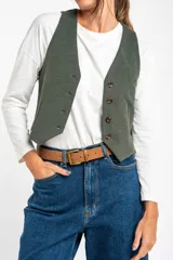 Chaleco verde militar con escote en V, corte al cuerpo y cierre frontal con botones marrones.