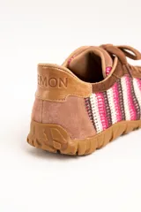 Zapatillas de estilo retro con diseño de rayas en tonos rosa, blanco y marrón. Combinan detalles en gamuza marrón y suela de goma con relieve.