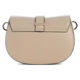 Cartera tipo bandolera Guess modelo Carrie, color beige, con estructura firme y cierre superior. Presenta logo metálico frontal, detalles en dorado y correa combinada de cuero sintético y cadena metálica.