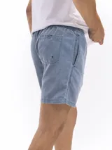 Short de baño rosado con estampado de rombos, cintura elastizada con cordón ajustable, bolsillos laterales y trasero.