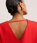 Blusa Cortelle para mujer, confeccionada en crepé de poliéster color rojo, de manga corta, diseño holgado y escote en V pronunciado en el frente.