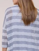 Buzo de tejido calado a rayas horizontales en tonos beige y blanco, de corte holgado, mangas cortas y escote redondo. Incluye musculosa interna básica en color beige.