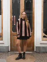 Pollera pantalón corta color negro, con corte evasé y bolsillos laterales.