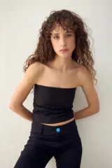 Top bandeau negro de gabardina con spandex, corte por debajo del ombligo y cierre lateral.