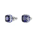 Par de caravanas de botón bañadas en rodio, con piedras de talla cuadrada en tono azul zafiro intenso.
