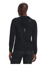 Campera deportiva Under Armour con capucha, confeccionada en tejido resistente al agua y al viento con tecnología UA Storm. Presenta cierre frontal completo, puños elásticos, ventilación en la espalda y detalles reflectantes.