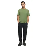 Remera técnica de rendimiento Merrell Shore, color verde militar, con cuello redondo, manga corta y paneles laterales transpirables.