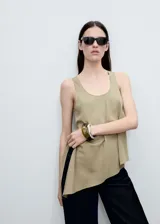 Musculosa color verde oliva con bajo asimétrico, cuello redondo y tirantes anchos.