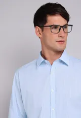 Camisa de vestir celeste a rayas verticales blancas, de corte clásico, con cuello inglés y mangas largas.