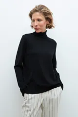 Polera de cuello alto color beige melange.