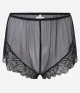 Conjunto de pijama tipo short doll compuesto por una blusa con escote en V y breteles regulables, y un short con cintura elástica. Ambas piezas están confeccionadas en tul transparente con delicados detalles de encaje en el escote y el ruedo.
