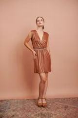 Vestido corto color cobre con escote en V, sin mangas y cinturón fino con strass.