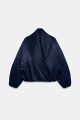 Chaqueta bomber negra ZW Collection con acolchado interior, cuello envolvente de solapa cruzada, mangas largas con puños elásticos y bajo con elástico.